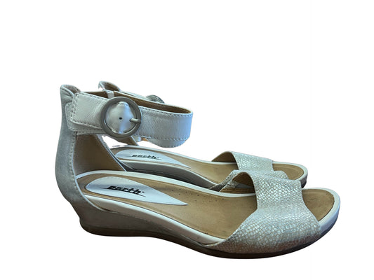 Earth Size 7.5 silver Sandals