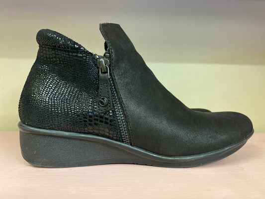 Black Revere shoes, 9